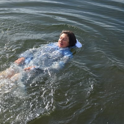 Kvinna i pyjamas i vatten.