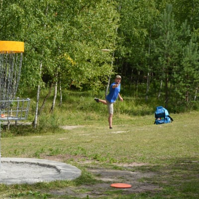 Man kastar frisbee. 