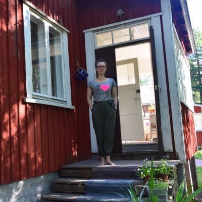 kvinna på hustrappa