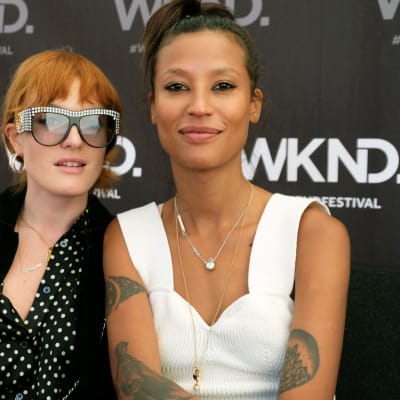 Den svenska duon Icona Pop poserar bakom scenen på Weekend-festivalen år 2017
