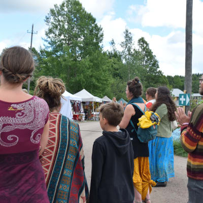 människor med ryggen åt på festivalområde