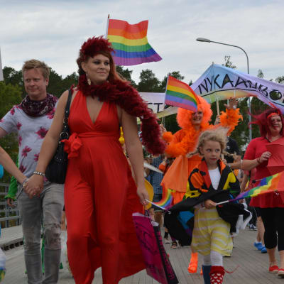 Prideparaden passerar kyrkbron i Nykarleby