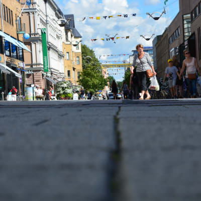 Folk går på gågatan i Åbo en sommardag.