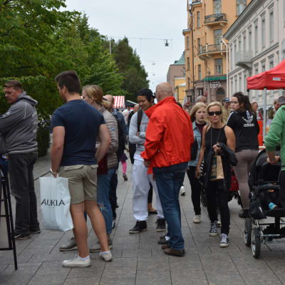 Street Food-festivalen lockade många att smaka på snabbmat längs gågatan i Vasa.