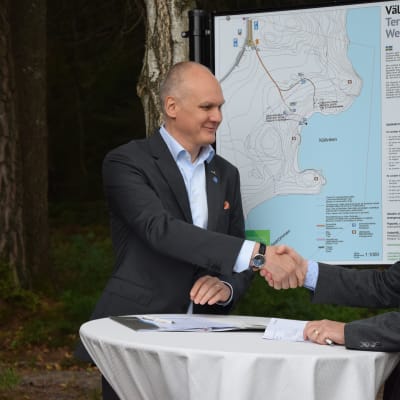 Fiskars VD Teemu Kangas-Kärki och naturtjänstdirektör Timo Tanninen vid överlåtelsen av Dagmars park
