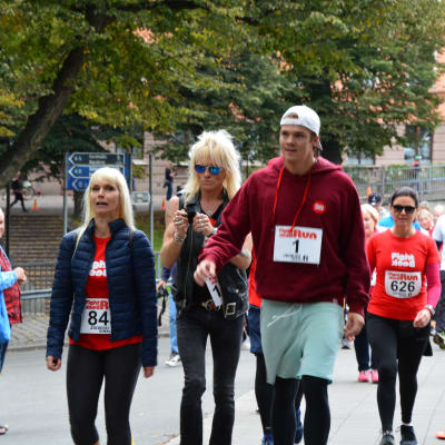 Många Åbobor deltog i välgörenhetsloppet, bland andra Michael Monroe.