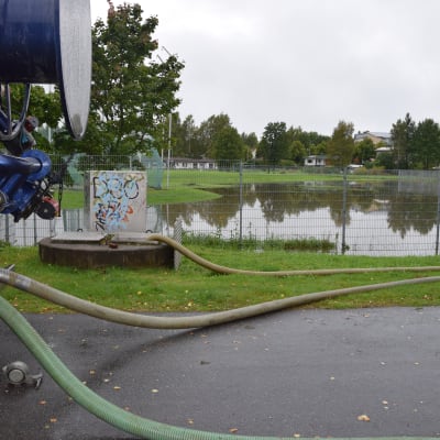 Tankbil pumpar bort vatten från idrottsplanen i Karis.