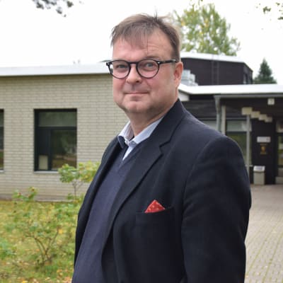 Henrik Grönroos är rektor för Västra Nylands folkhögskola i Karis.