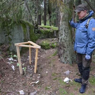 Patrik Berghäll visar toalettpapper i skogen. 