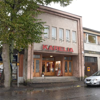 Ett hus i Ekenäs som är Kulturhuset Karelia.