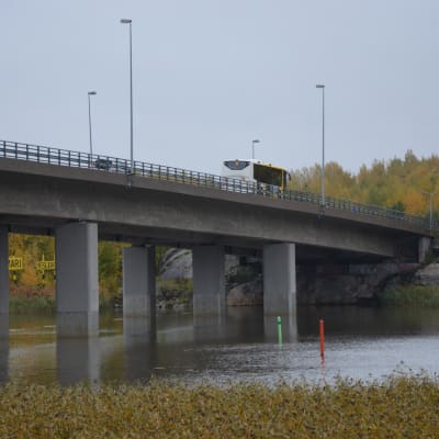 Bro över Långvattnet till Hirvensalo och Åbo centrum.