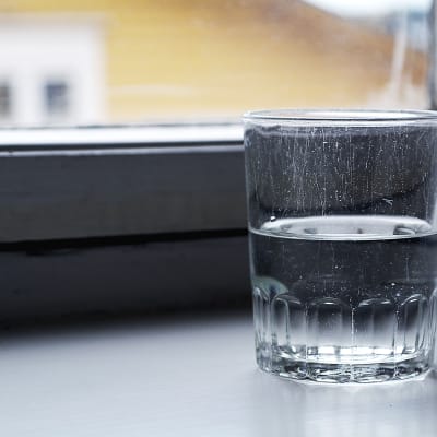 Vatten i ett glas.