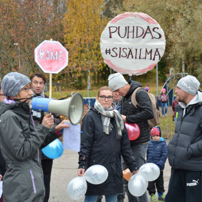 Föräldrar och elever protesterar vid S:t Karins svenska skola och Hovirinnan koulu.