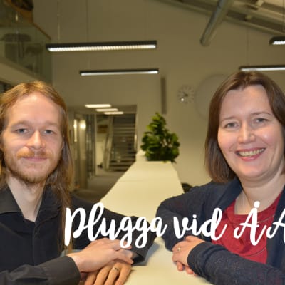 en man med långt hår och en mörkhårig kvinna