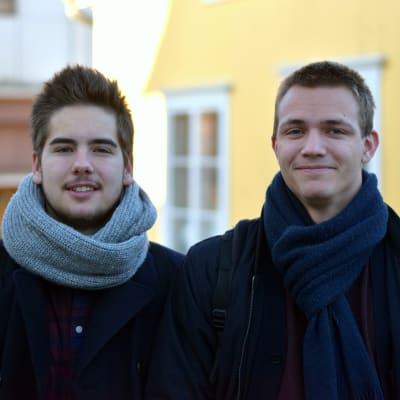 Två män tittar mot kameran.