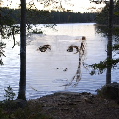 Miljökonst vid sjöstrand.