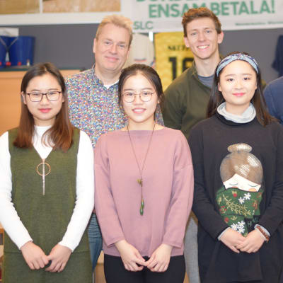 Mingwang Xiang, Xiaoping Lin, Xinyin Zhang, Quentin Hulo, Jörn Jessen-Hannula, Owolabi Saka-rasaq i ett klassrum.