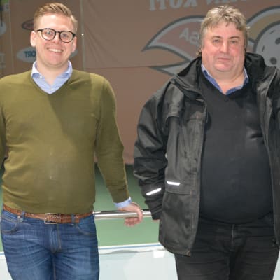 Mathias Skytte, styrelseordförande för Vasaregionens Arenor och Stig Beijar, SFP, är glada över att få fira Botniahallens 20-årsjubileum.