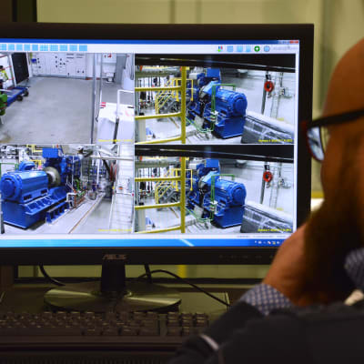 Projektchef Janne Suomela övervakar motorlaboratoriet.