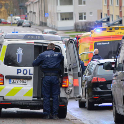 Polisen vid sin bil