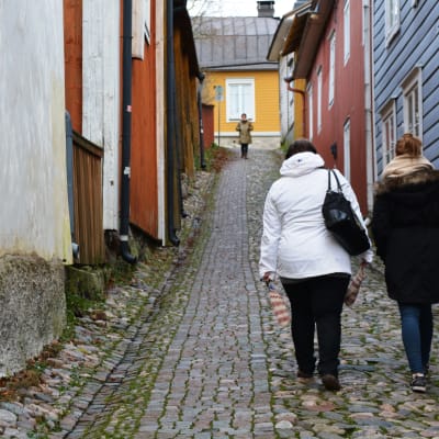 Två vänner går i gamla stan i Borgå