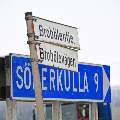 Skyltar med texten Brobölevägen och Söderkulla