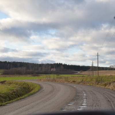 I Backgränd i Karis ligger husen glest och anslutningsavgiften till fibernätet blir flera tusen euro.