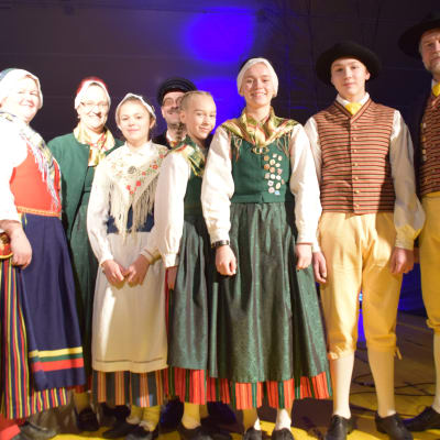 Medlemmar i Västnyländska spelmän och folkdansare.
