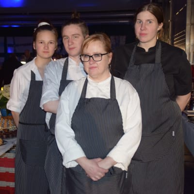 Personalen vid Delta Cafe i Ingå har bakat i två dagar inför festen.