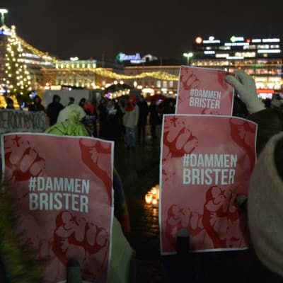 Tre kvinnor håller upp plakat med slagordet #dammenbrister under me too- demonstration. 