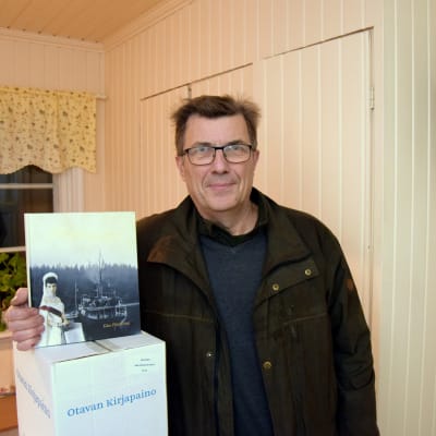Kåre Pihlström poserar med sin nya bok.