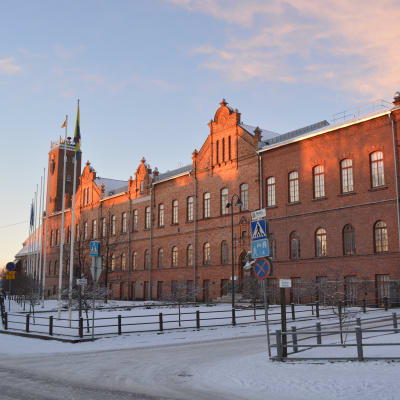 Stadshuset i Jakobstad i blekt vinterljus