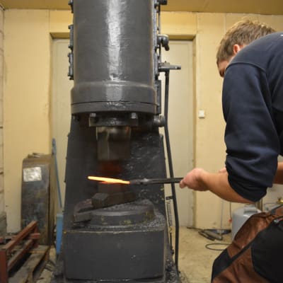 Simon Nylund bearbetar knivmaterialet