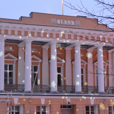 Snöflingor avbildade på Åbo Akademis huvudbyggnad i samband med ljusshow då Åbo Akademi 100 år- jubileumsåret invigdes.