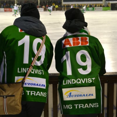 Nina och Nicola Fransas hejar på Borgå Akilles.