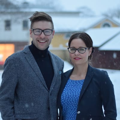 Thomas Lundin och Camilla Lindberg jobbar med utvecklingsplanering vid Västra Nylands folkhögskola i Karis.
