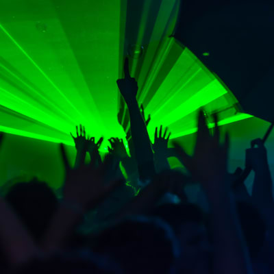 folk som dansar i en klubb, gröna laserljus