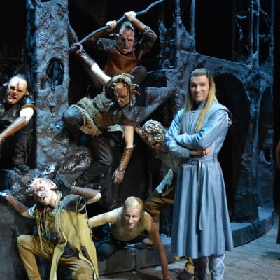 Skådespelare utklädda till orcher och Legolas i Sagan om ringen- pjäsen på Åbo stadsteater. 
