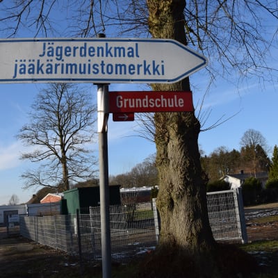 Vägvisare till jägarnas minnesmärke i Hohenlockstedt