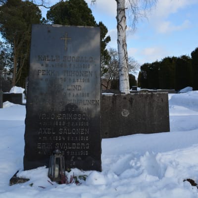 I graven ligger sex av de arkebuserade plus ytterligare en som arkebuserades tidigare på vintern 1918