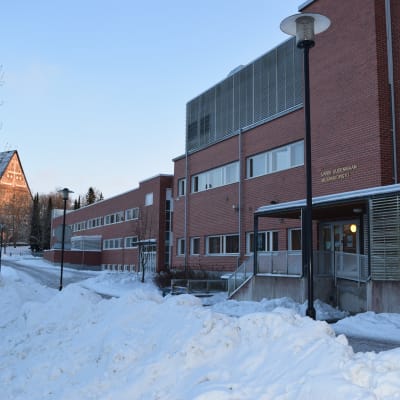 Bild av Anttilan koulu och kyrkan i Lojo i bakgrunden.