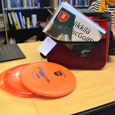 Sibbo bibliotek lånar ut frisbeegolf utrustning. 