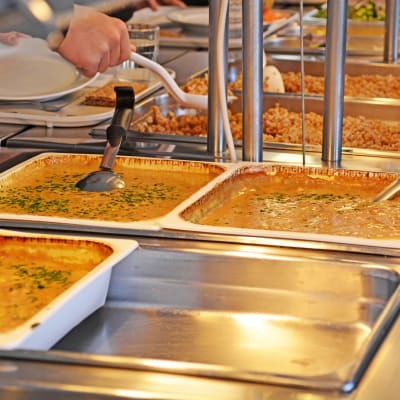 Bild tagen i strömborska skolans matsal, bild på salads bordet. 