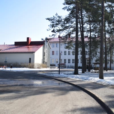 En byggnad där både Källhagens skola och Virkby gymnasium finns i Virkby.