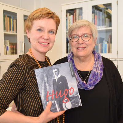 Författaren Sirpa Kähkönen har skrivit en bok om Hugo Enbom som var fängslad i Dragsvik 1918. Enboms barnbarn Eija Mäkinen har hjälpt Kähkönen med boken.