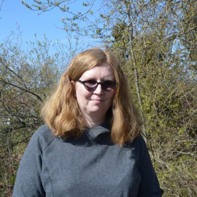 Hanna-Maria Pellinen en kvinna i långt brunt hår och solglasögon