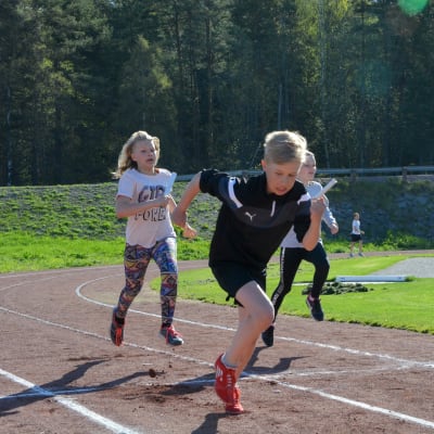 Nathalie Eriksson och Hampus Karell tränar sin växling. 