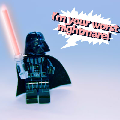 Darth Vader som legofigur står med ett lasersvärd i handen och säger "I'm your worst nightmare".