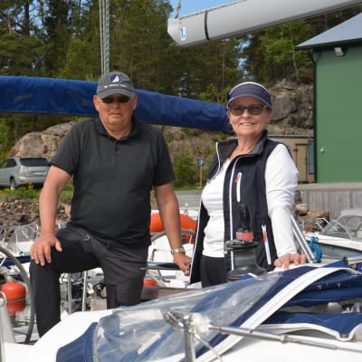 En par på en segelbåt