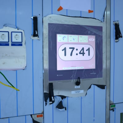 Olika apparater på väggen i en operationssal